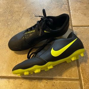 Phantom Nike soccer cleats. Black & yellow. Sz4.5